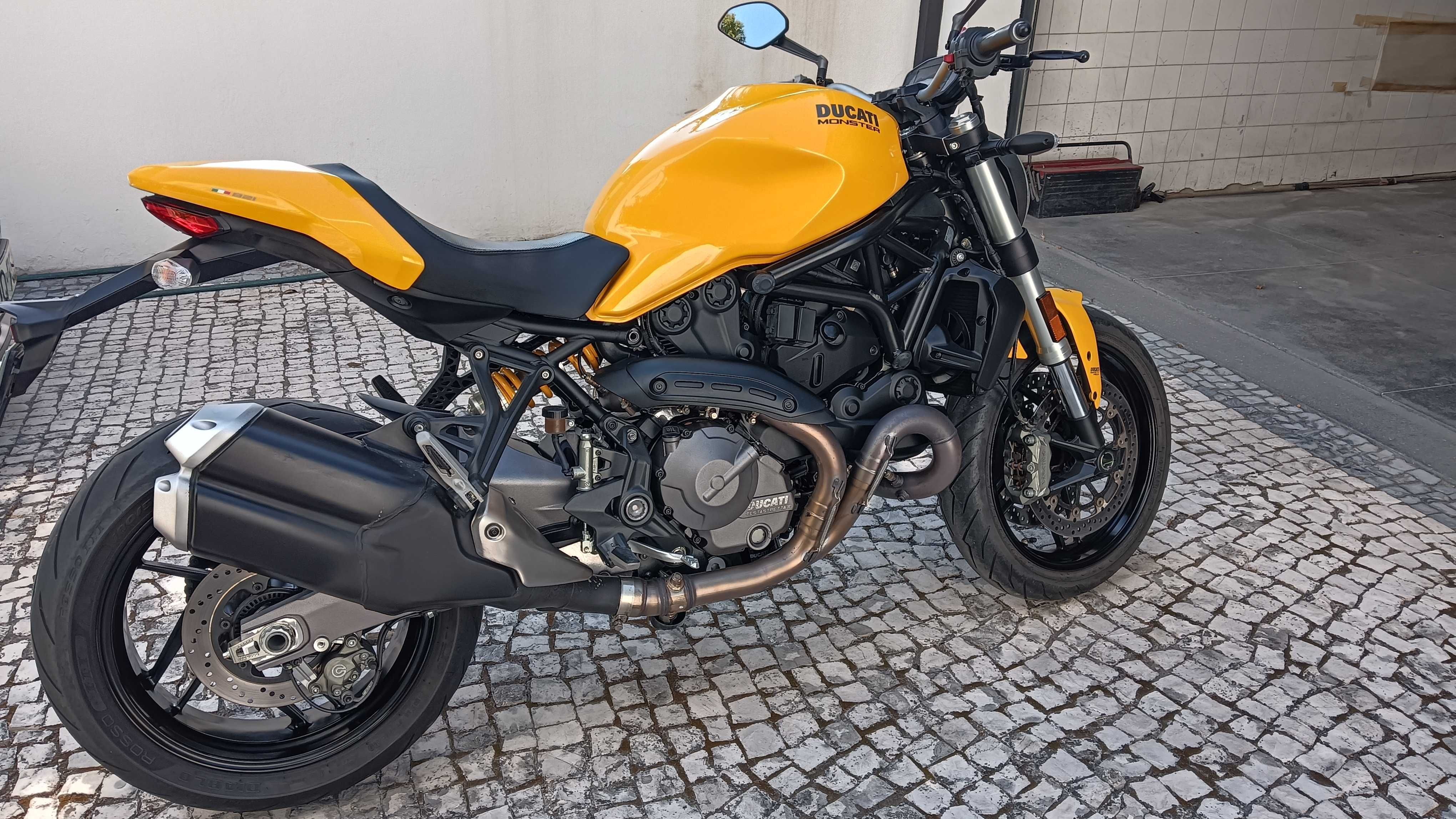 Ducati Monster 821 - Yellow SE