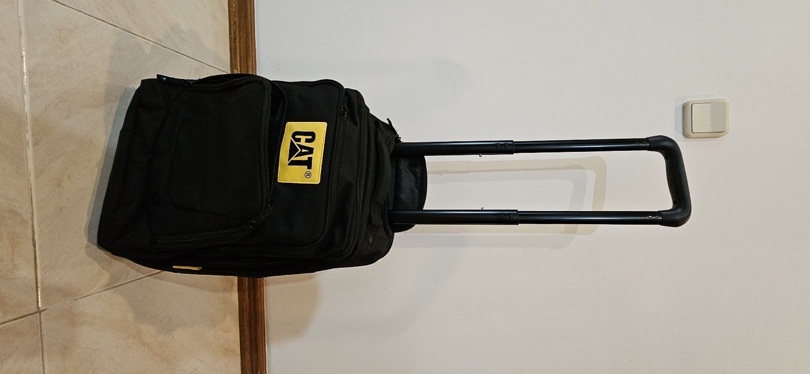Mala CAT troley preto com várias bolsas interiores e para laptop.
