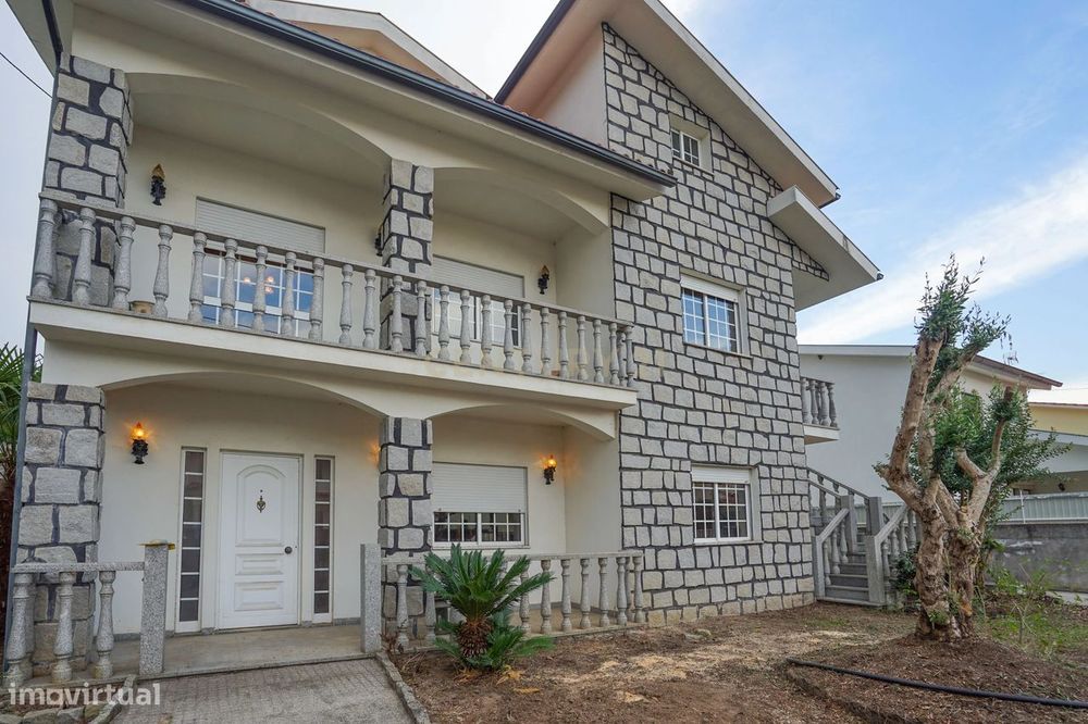 Moradia T5 - C/ espaço exterior e garagem