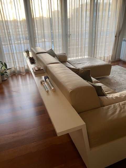 Sofá com Chaise Longue Em Pele + Prateleira decorativa