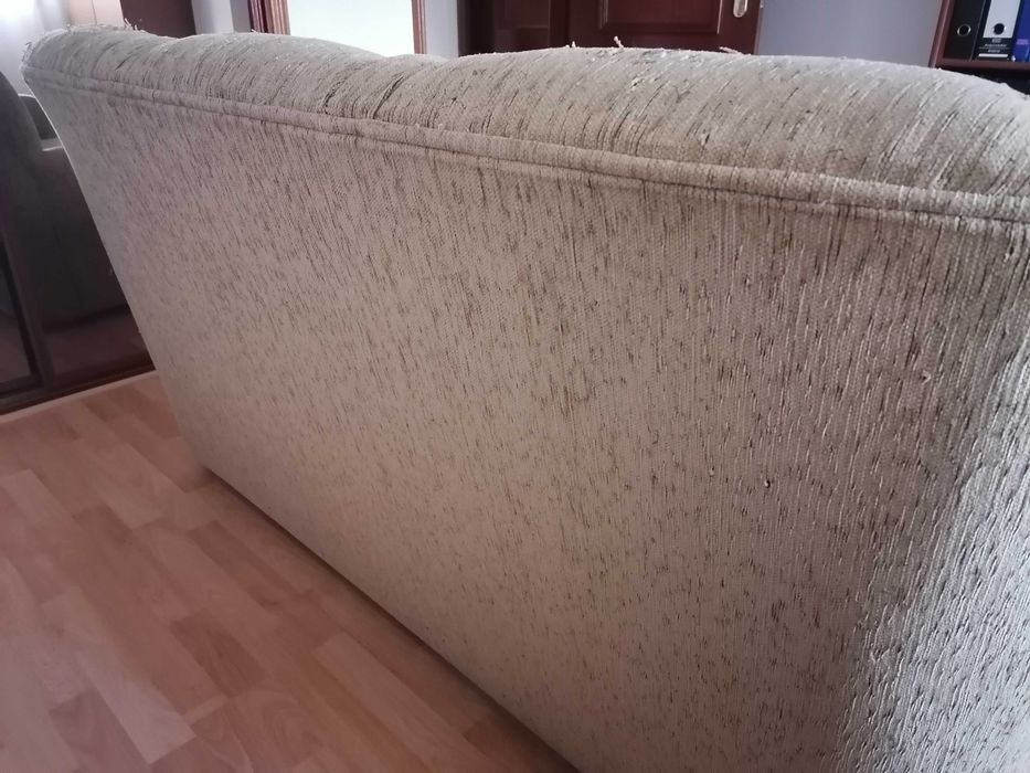 Sofá de tecido creme