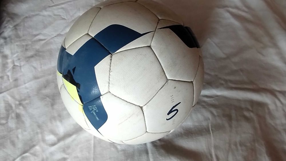 Bola de futebol de campo. Pouca usada. Em perfeito estado