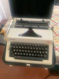Máquina de escrever vintage, mas usada poucas vezes