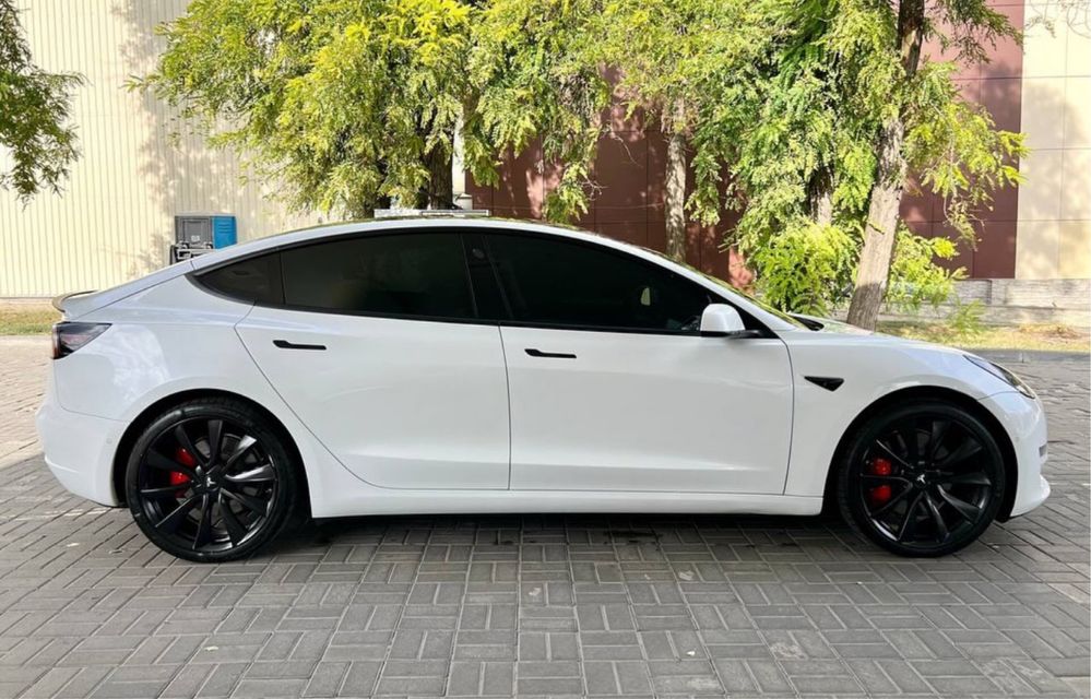 Оренда робота в таксі Tesla Model 3 Long Range