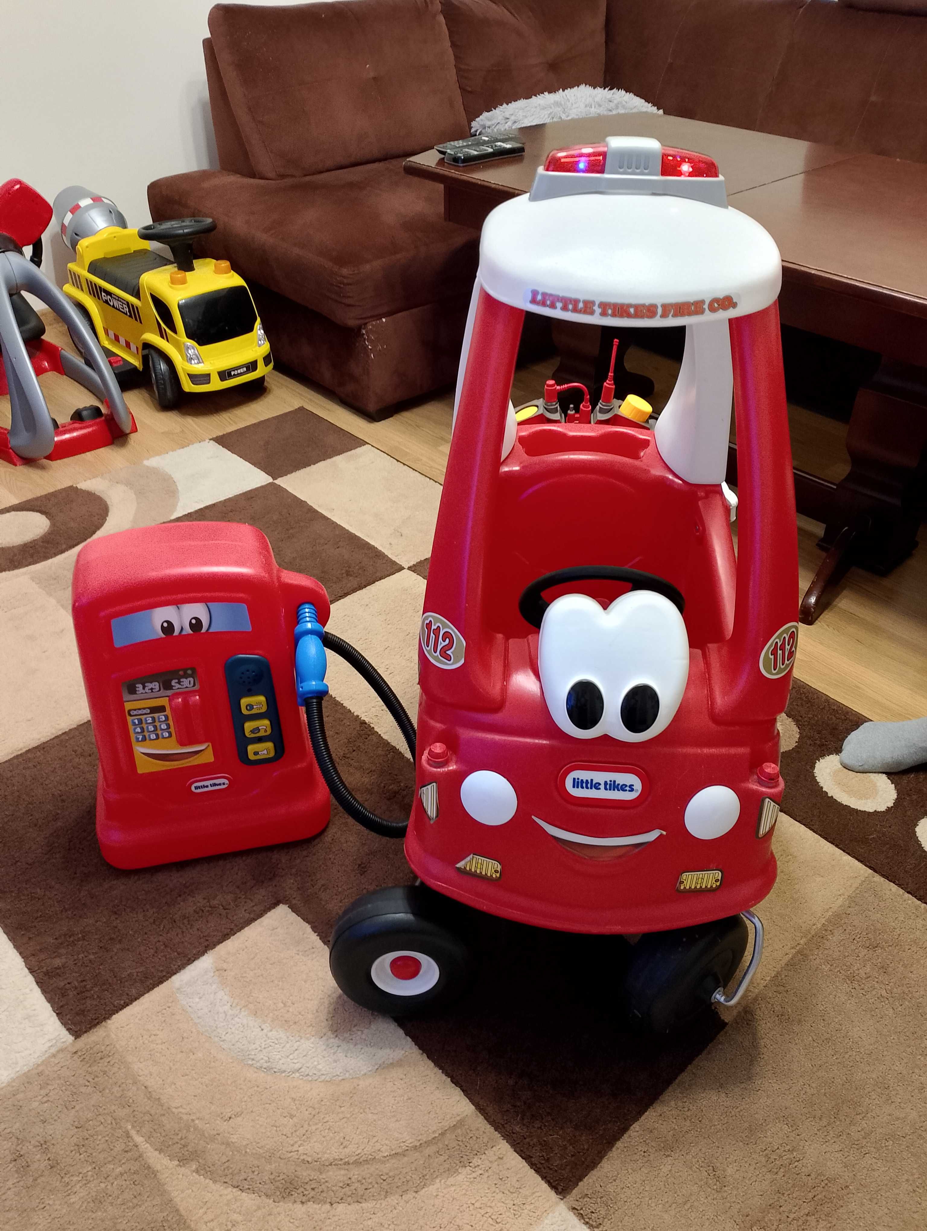 Auto little tikes z dźwiękiem i światełkami i dystrybutor paliwa