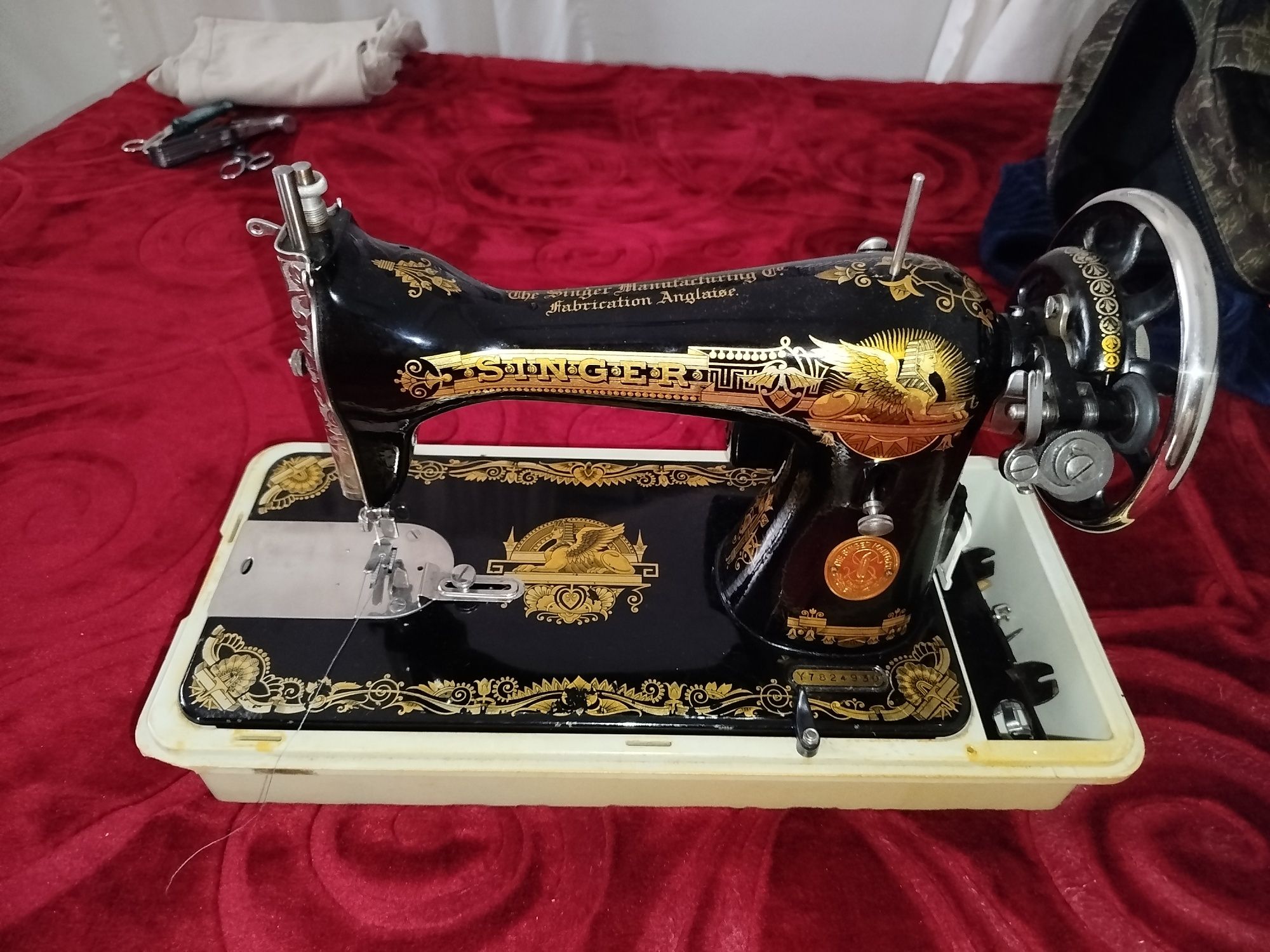 Máquina de costura Singer com mala de transporte