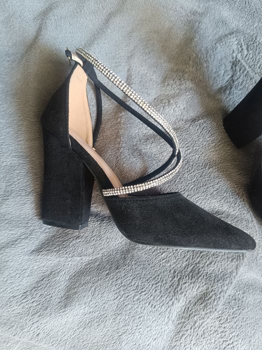 Śliczne czarne buty na słupku z ozdobnymi paskami