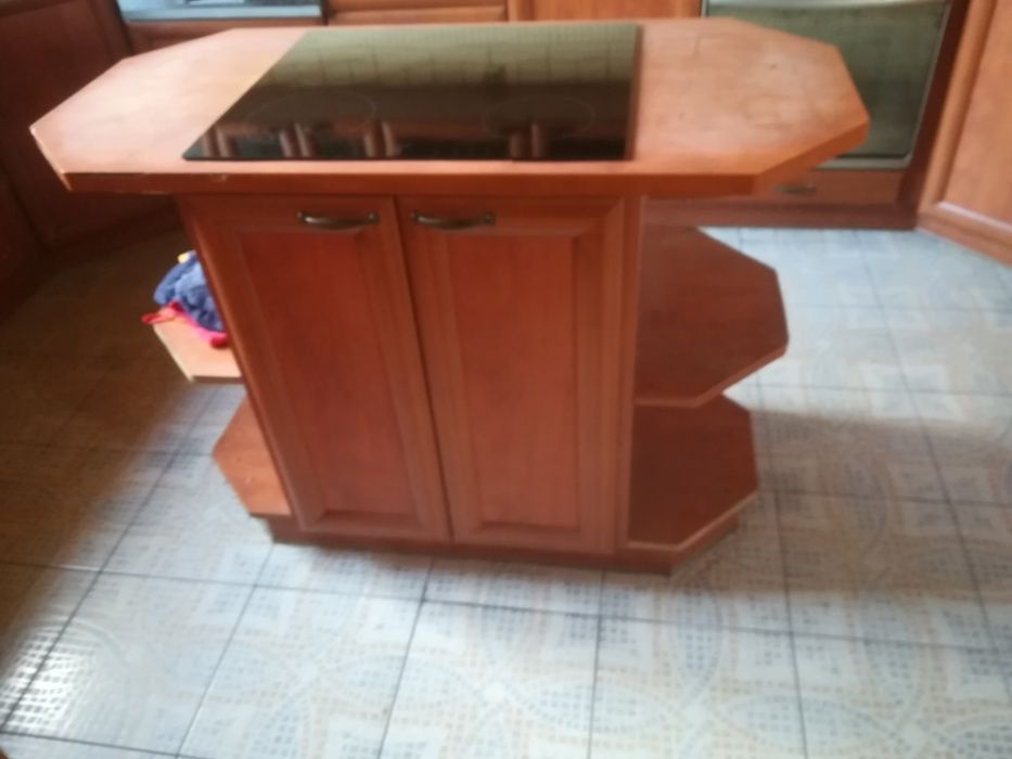 Meble kuchenne 4m x 3,3 m x 2,45m + górne pólki.