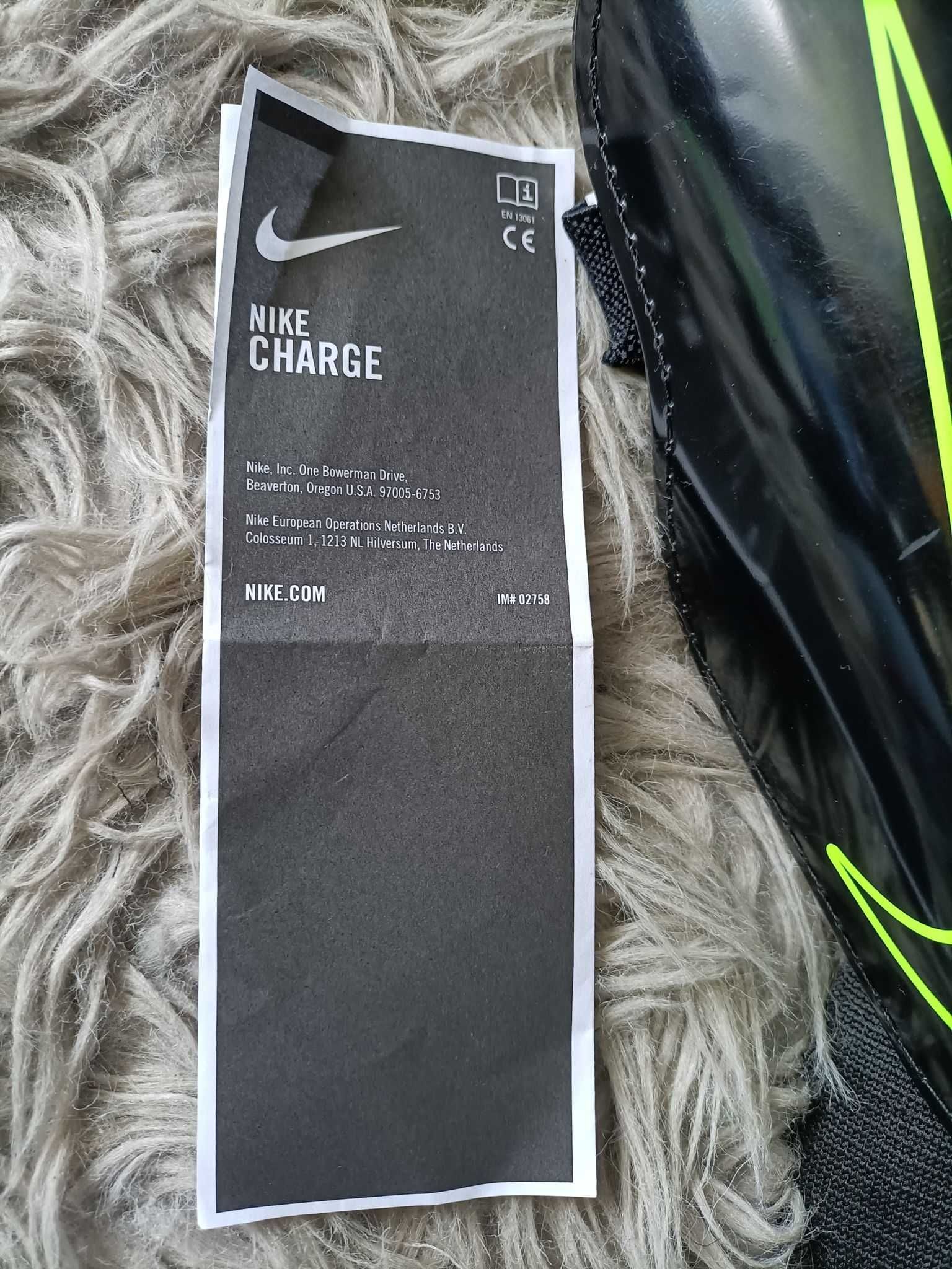 Ochraniacze na piszczele Nike Charge