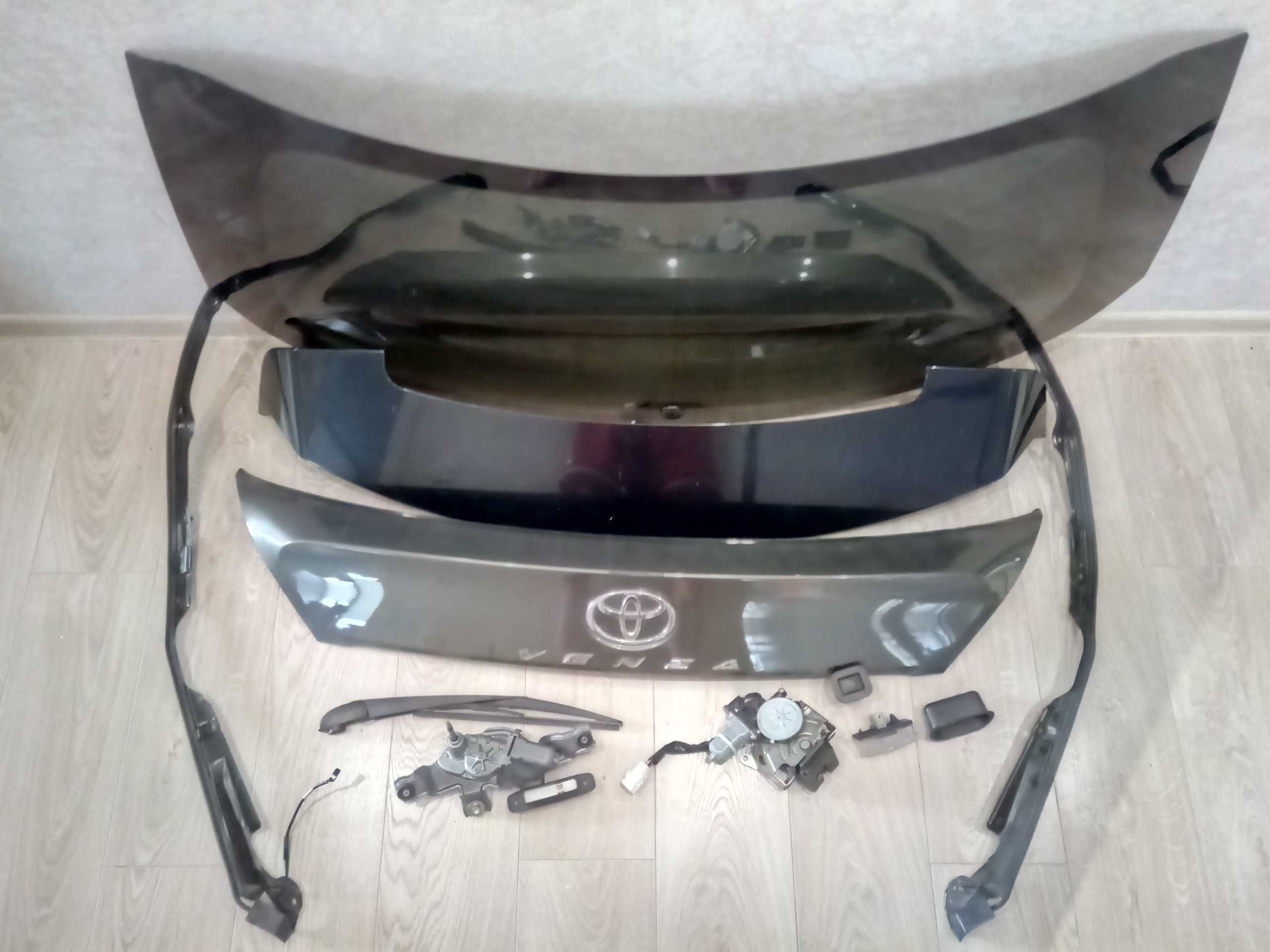 Toyota Venza 2013. Скло в двері багажника. 2700 грн.
