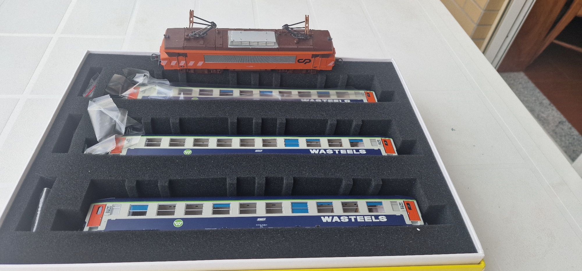 Locomotiva nova rara e carruagens preços  telefone.