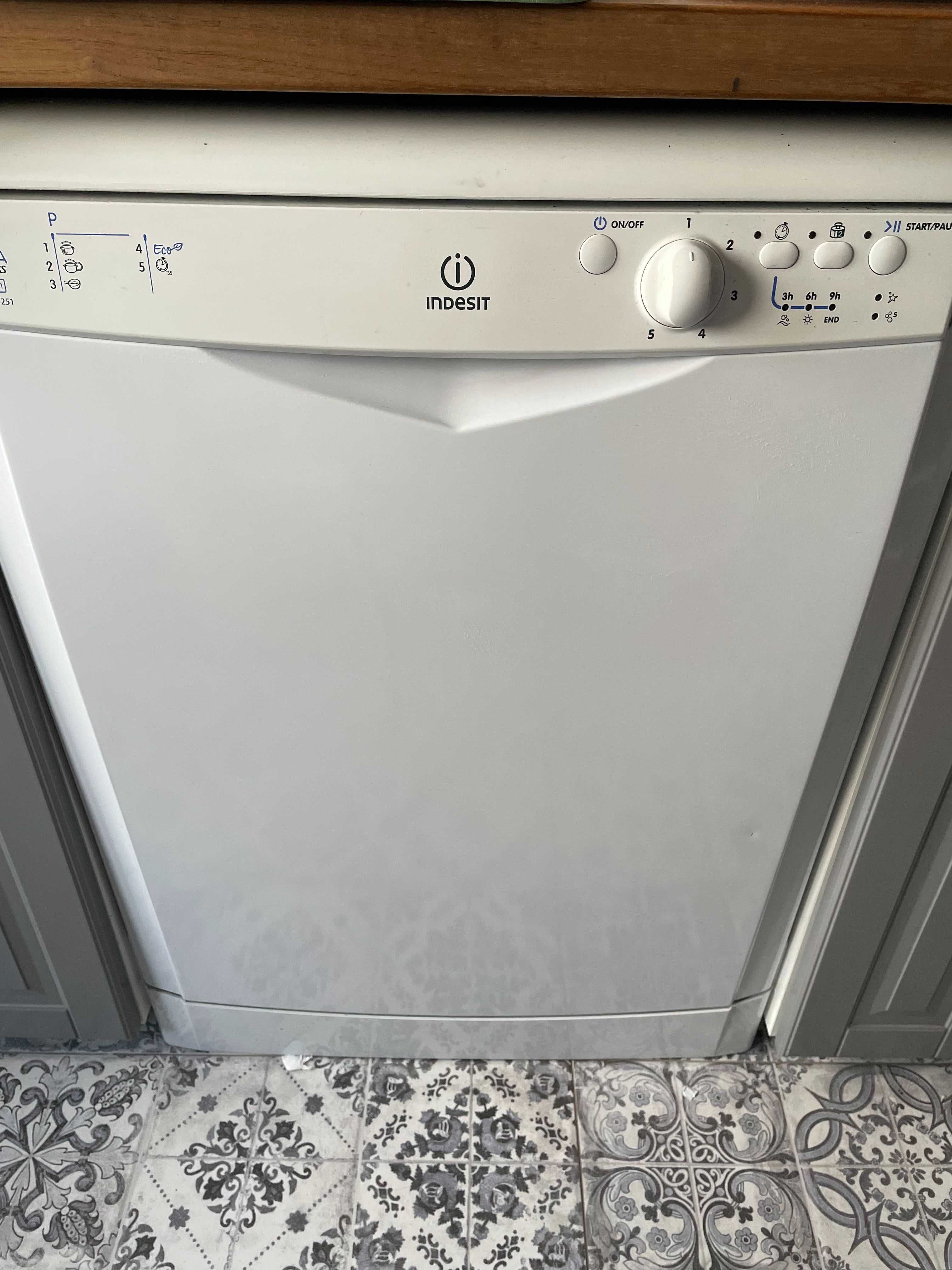 Maquina de Lavar Loiça INDESIT Modelo DFG 251