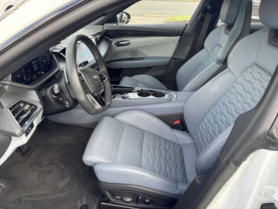 Audi e-tron      2023
