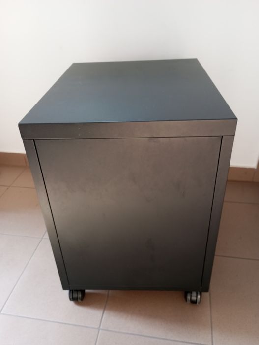 Czarna szafka na kółkach 57x50.5x41 cm