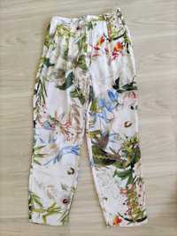 Calças florais novas da Zara