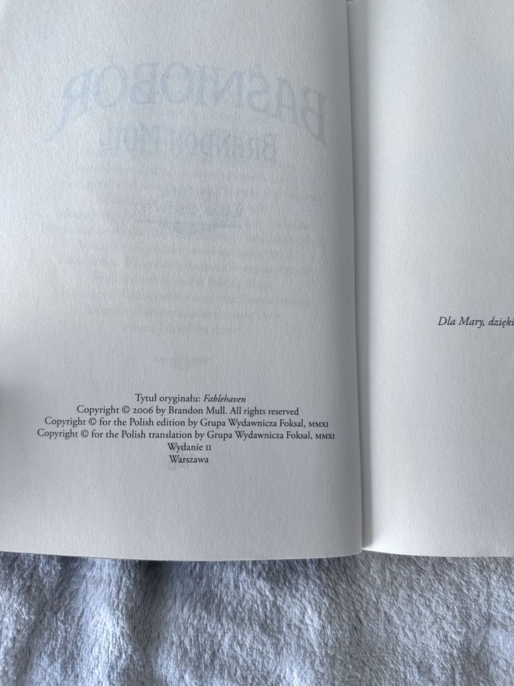Książka Baśniobór Brandona Mulla. J.K. Rowling