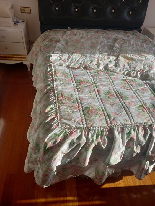 Edredão cama de casal em tons de verde e rosa