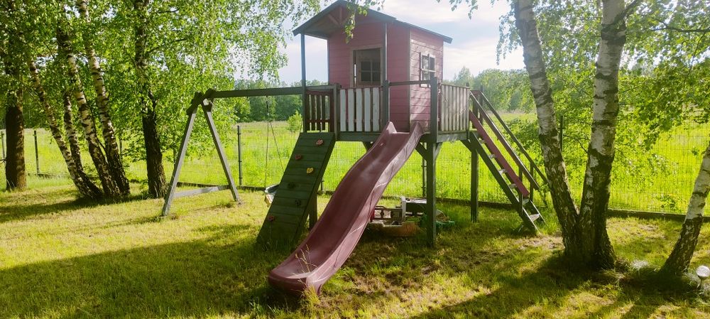 Drewniany domek dla dziecka