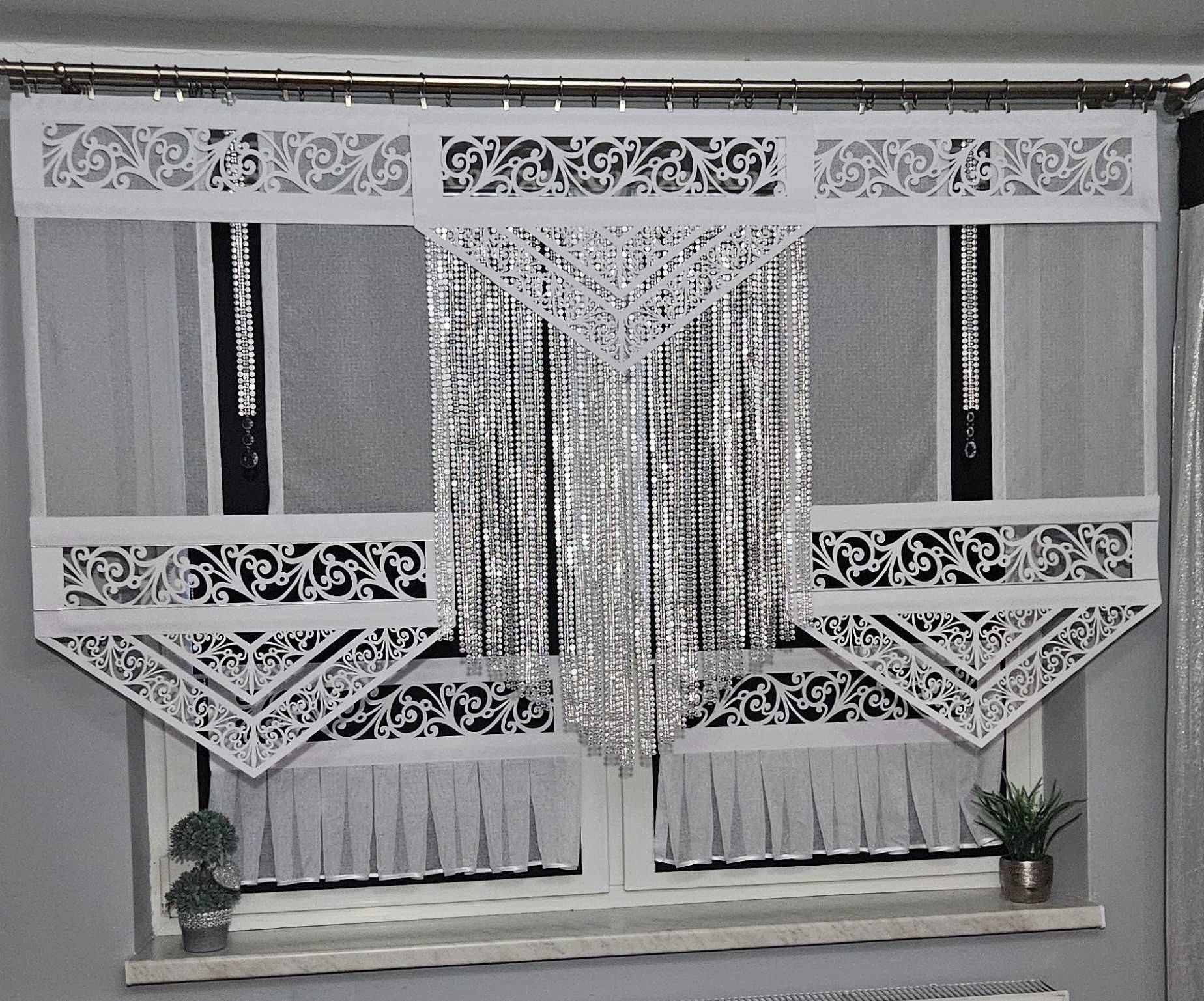 panel ażurowy z zawieszkami
