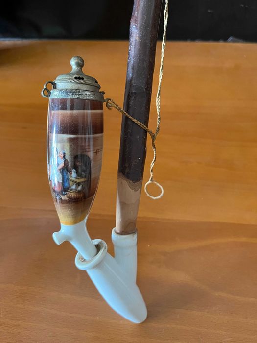 Cachimbo antigo em porcelana pintada e madeira