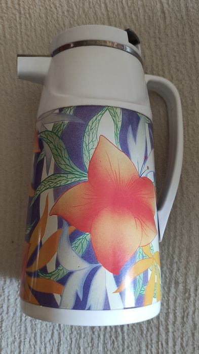 Термос с кнопкой