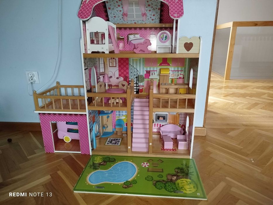 Duży drewniany domek dla lalek