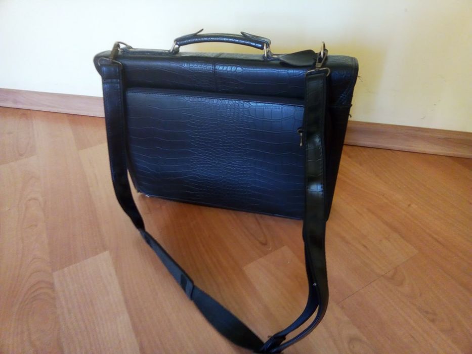 Продам кожаный портфель.