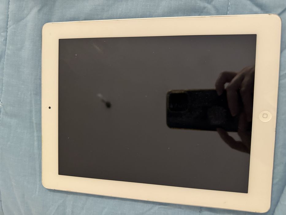 Ipad para peças com estrutura  em bom estado.