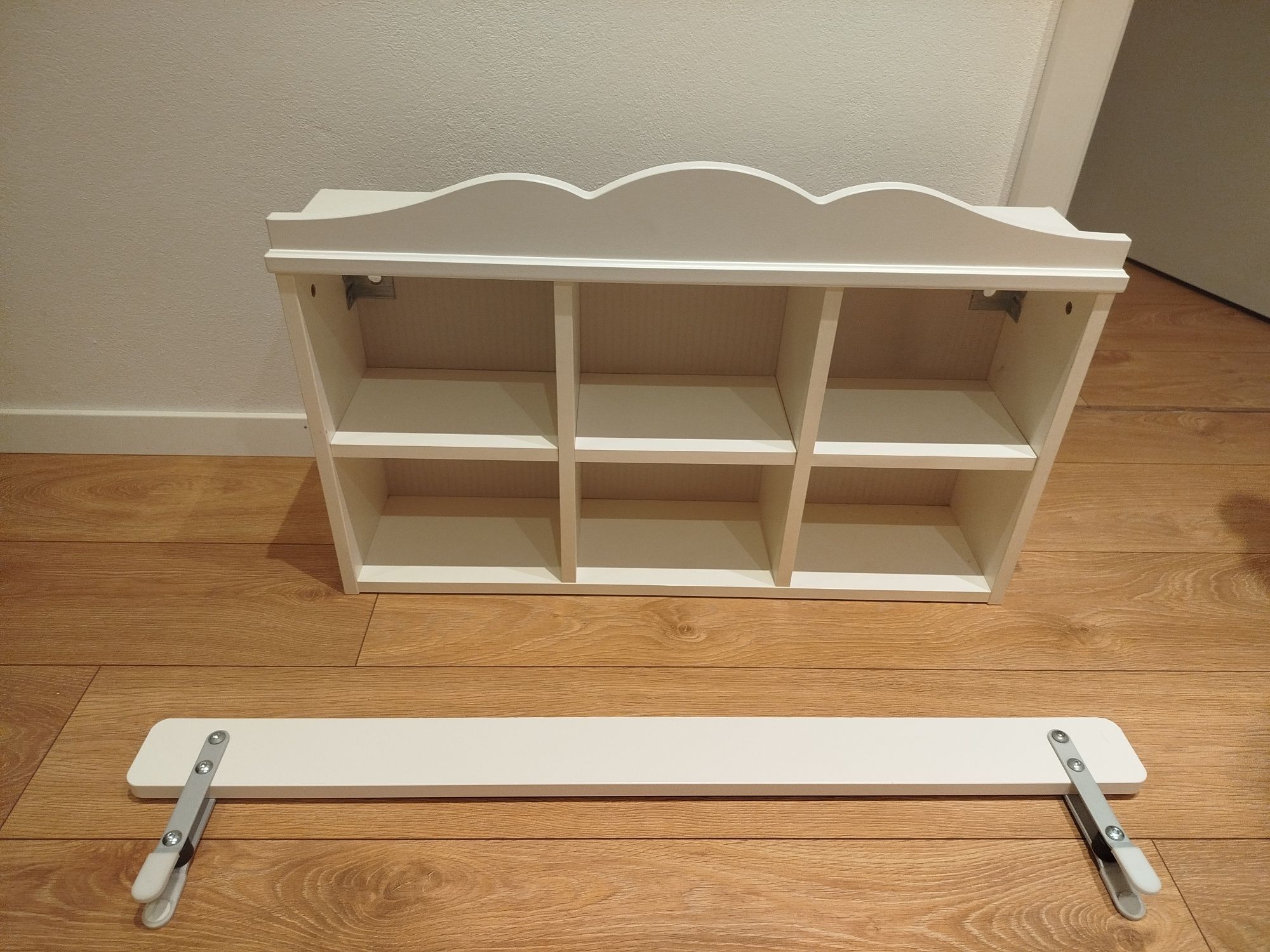 Szafka wisząca i barierka do łóżka IKEA.