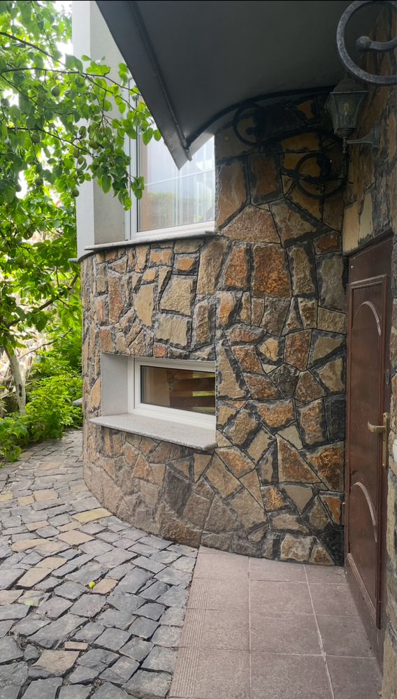 Оренда просторого будинку в місті .