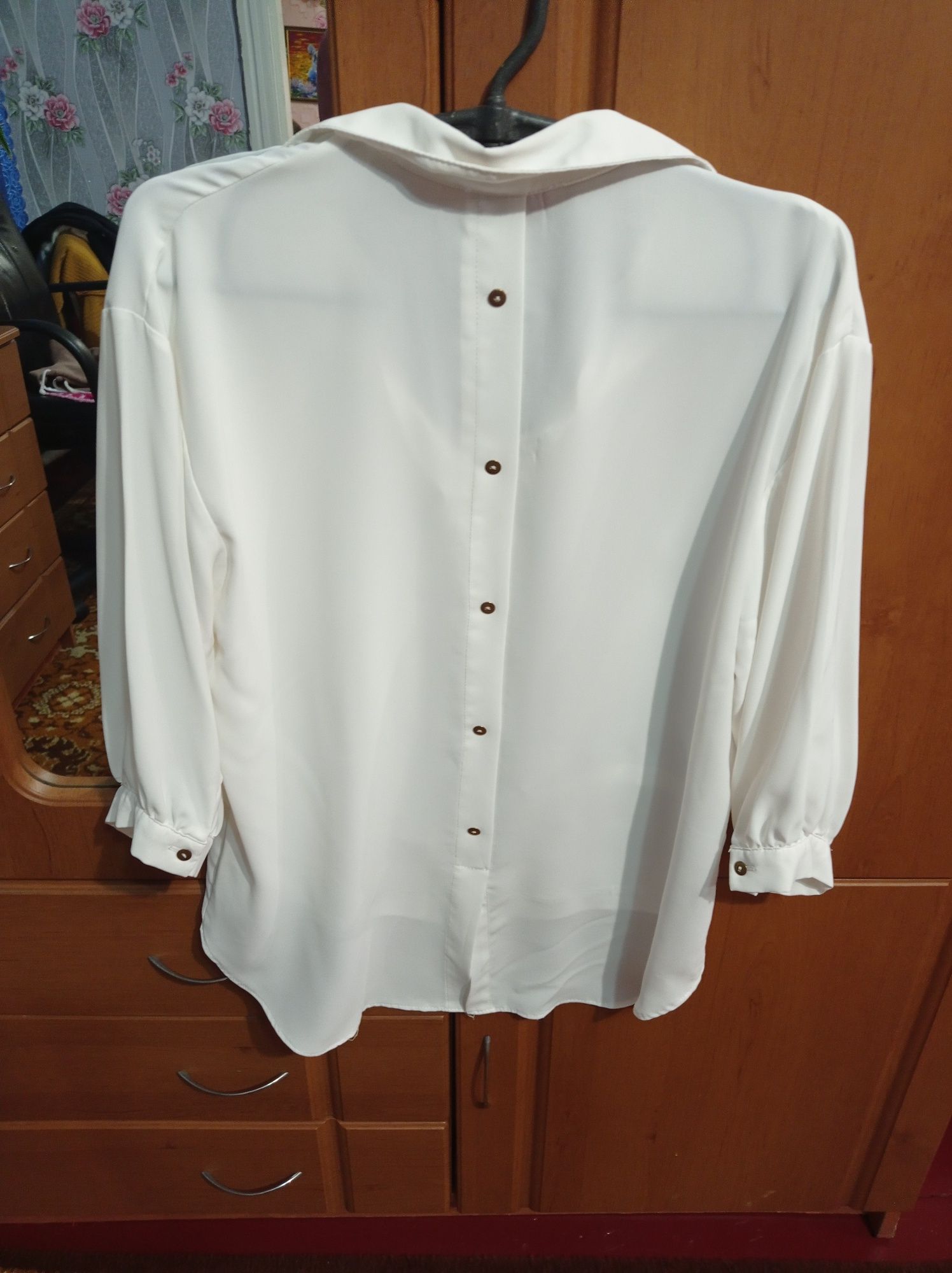 Жіноча блузка,білого кольору