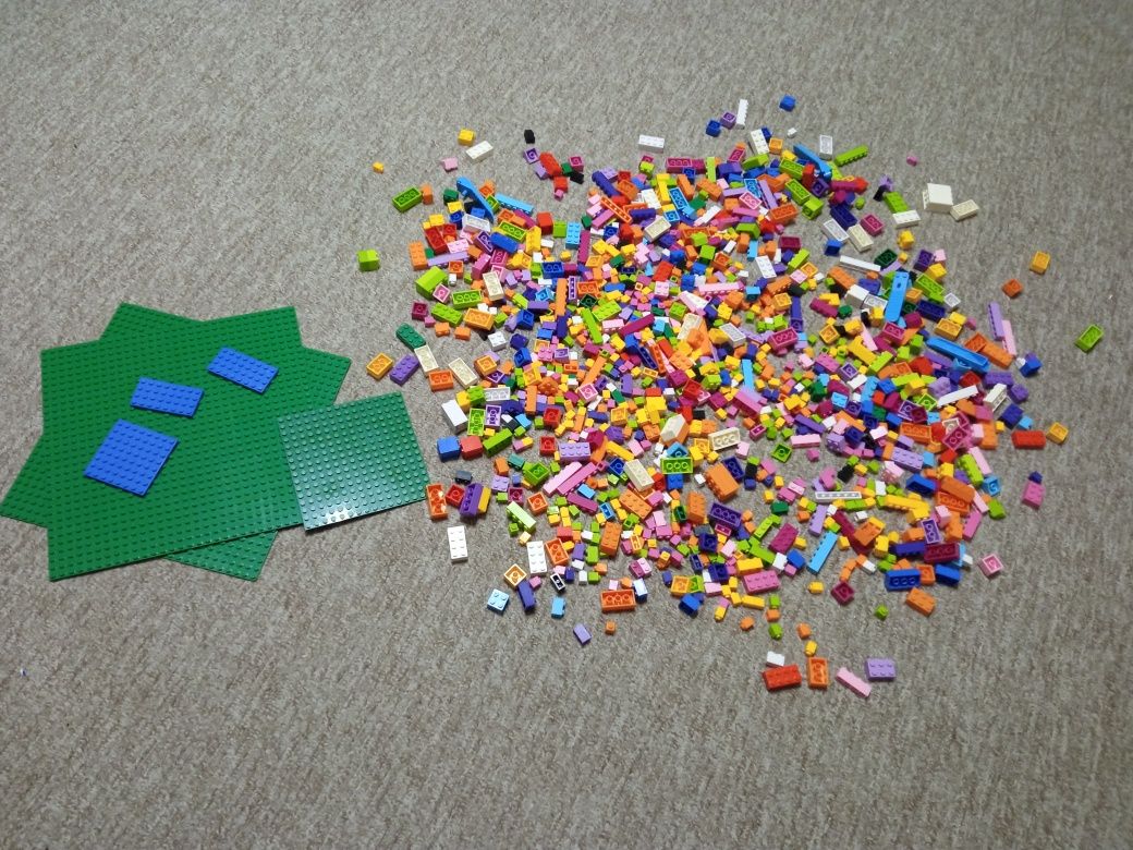 Конструктор типу Лего з базовими пластинами