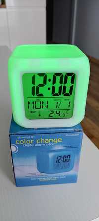 Zegarek budzik zmieniający kolor