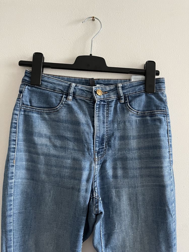 Jasne jeansy skinny z wysokim stanem, H&M 38