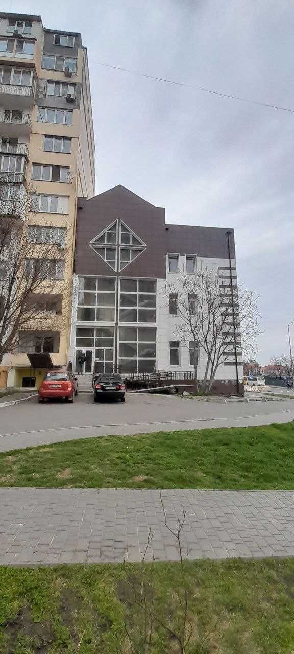 Продаж 3-х поверхової будівлі на вулиці Академіка Сахарова