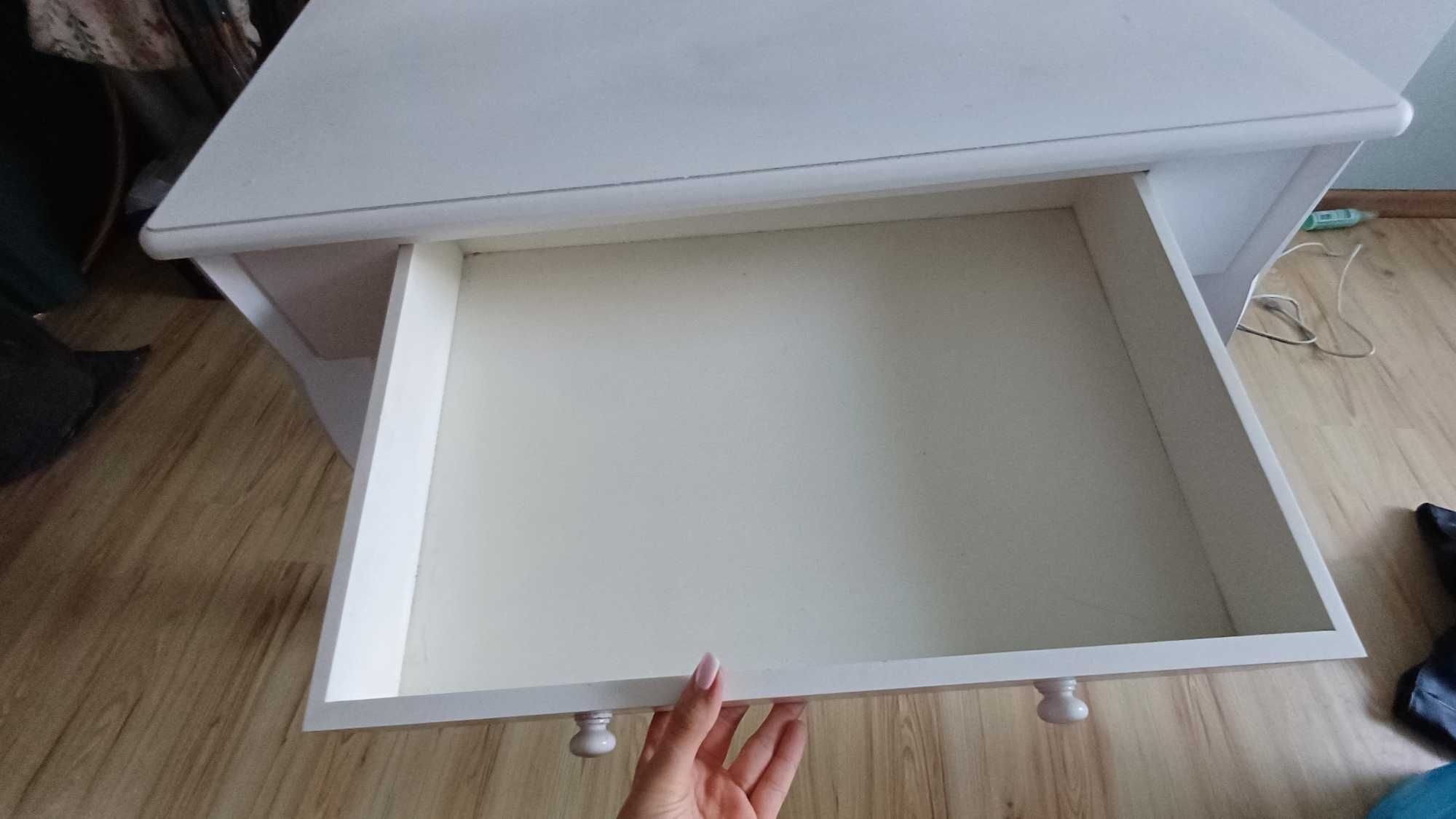 Biała toaletka z lustrem