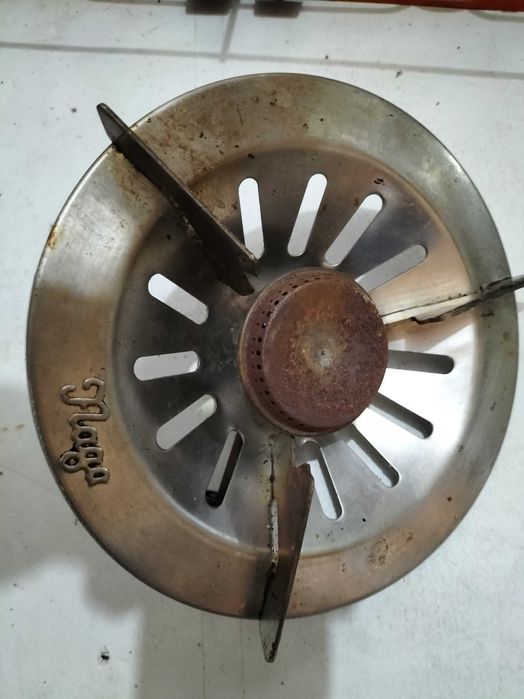 Fogão de Camping com acessórios a funcionar