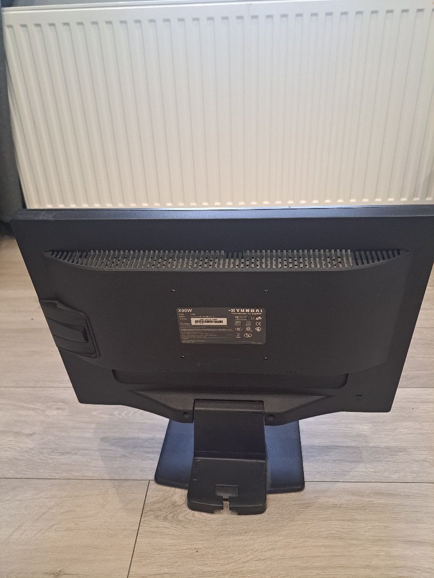 Hyundai X90W Monitor