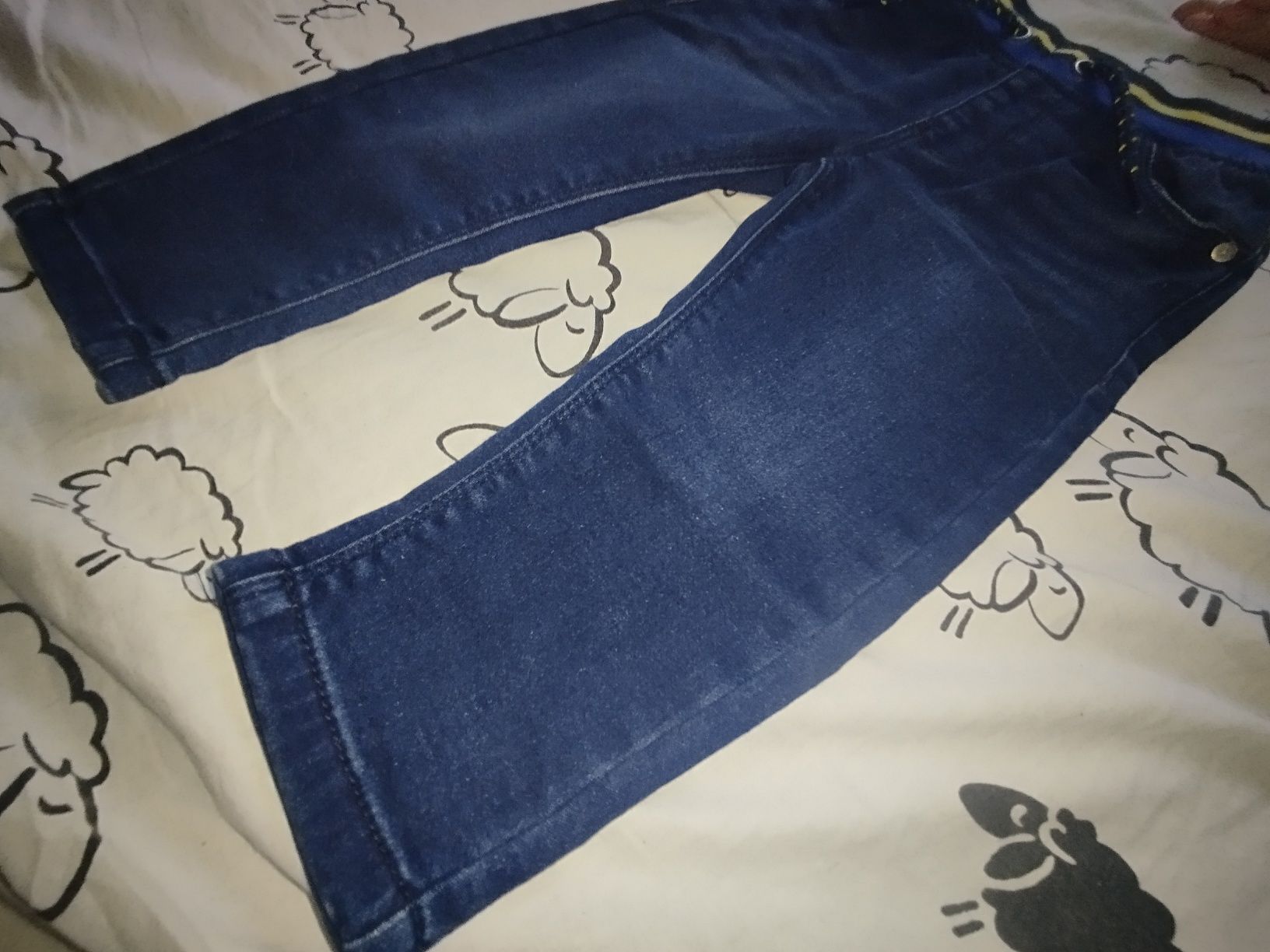 Ciemne spodnie jeansowe