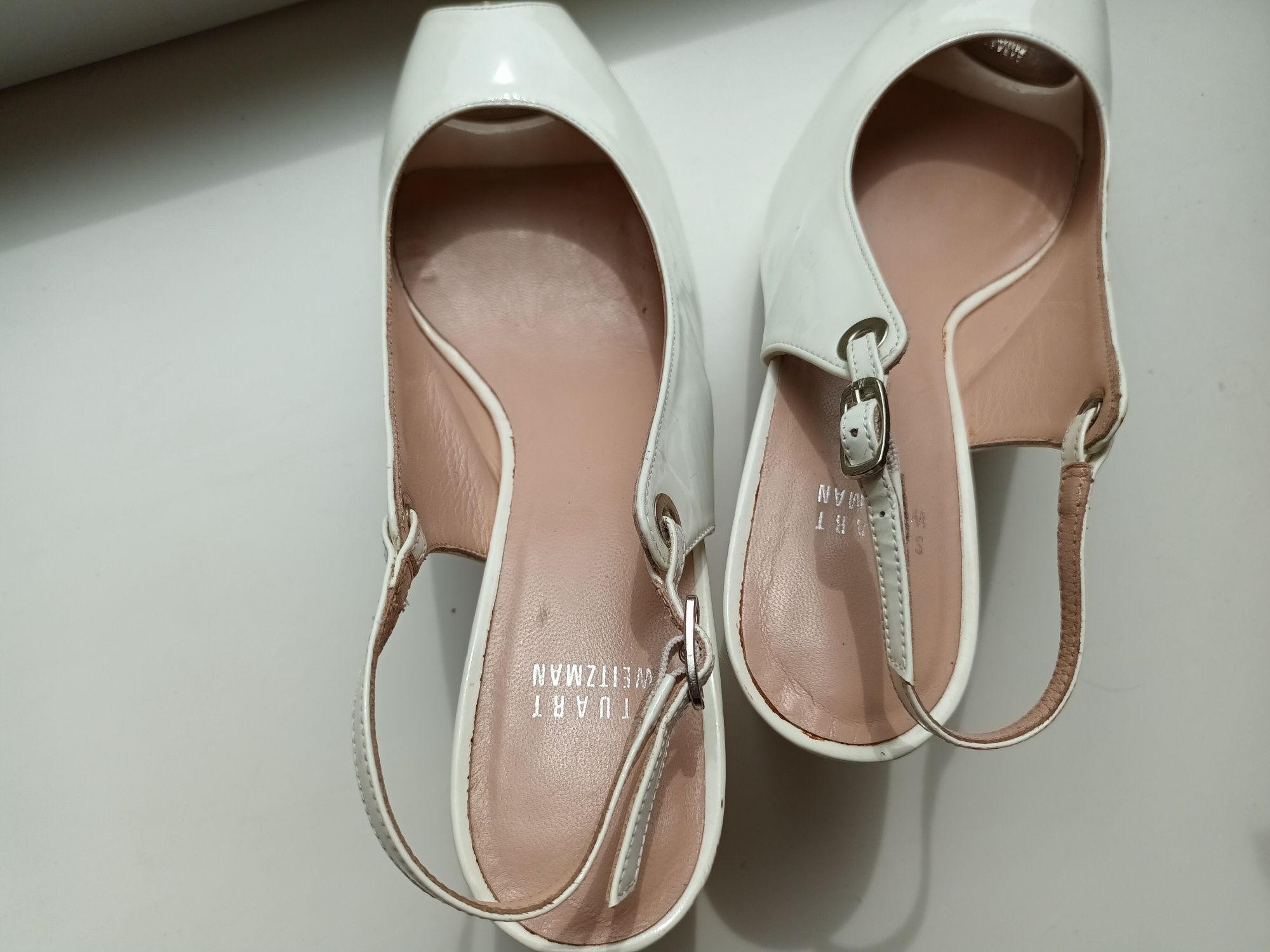 Босоножки белые лаковые Stuart  Weitzman