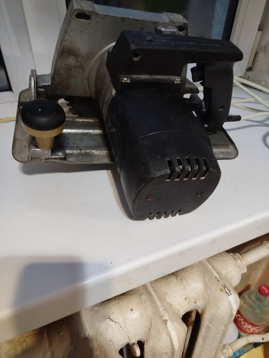 Продам электрическую ручную циркулярную пилу 2400ватт