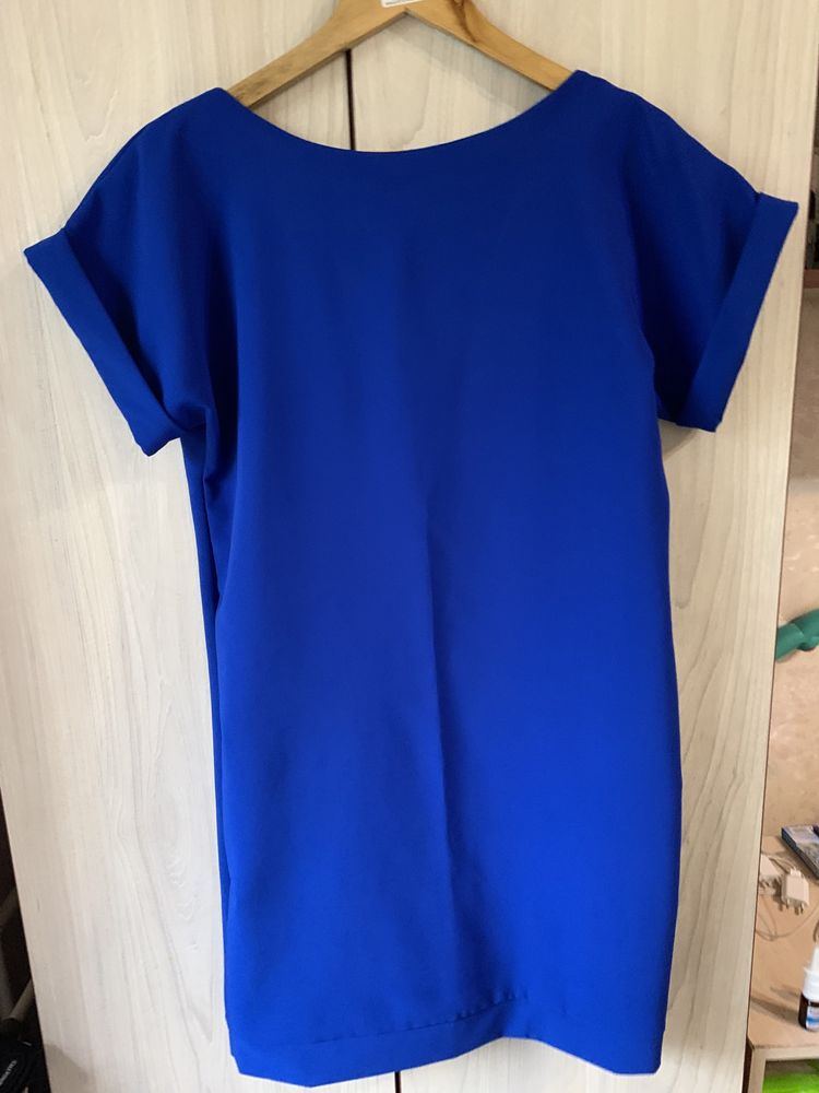 Яскрава синя сукня