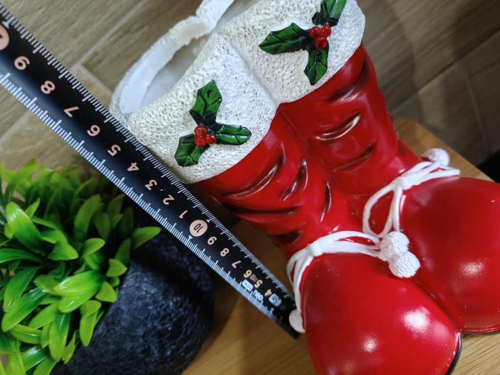 Czerwone świąteczne buciki ceramiczne