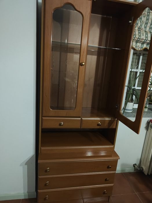 Estante com porta de vidro e gavetas