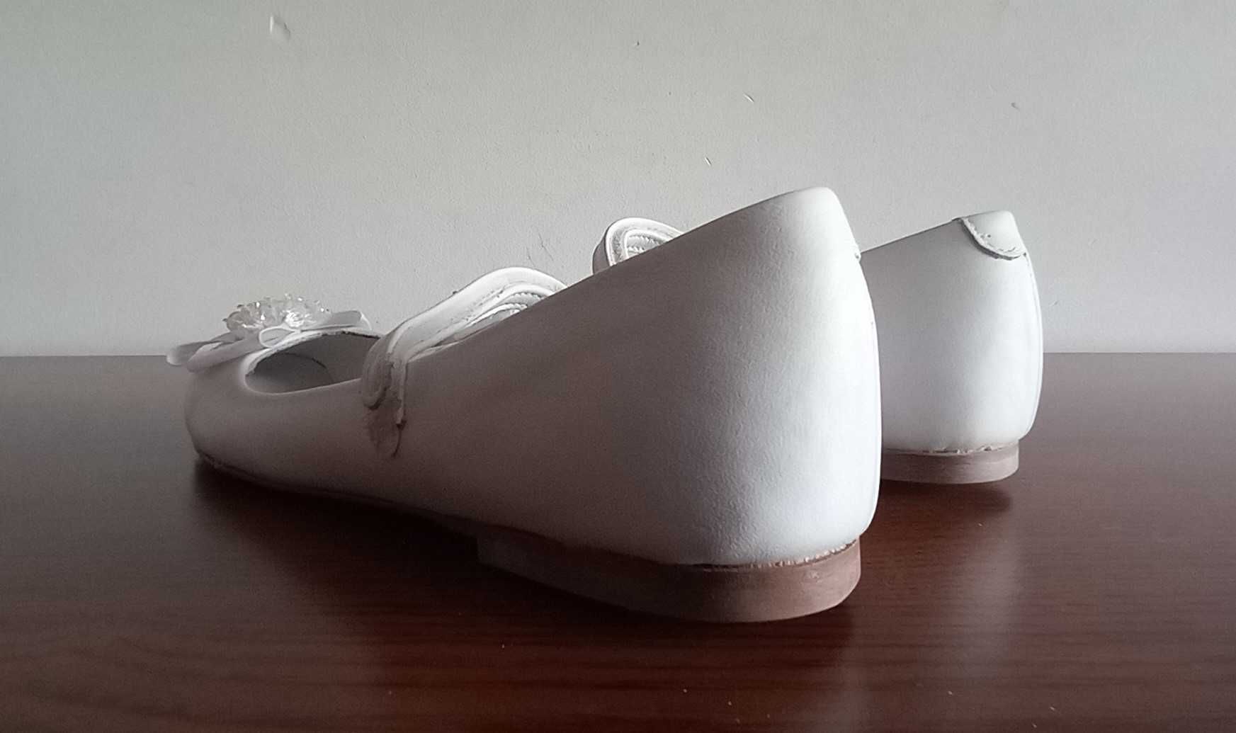 Buty na komunię Baleriny Bartek Czółenka Białe