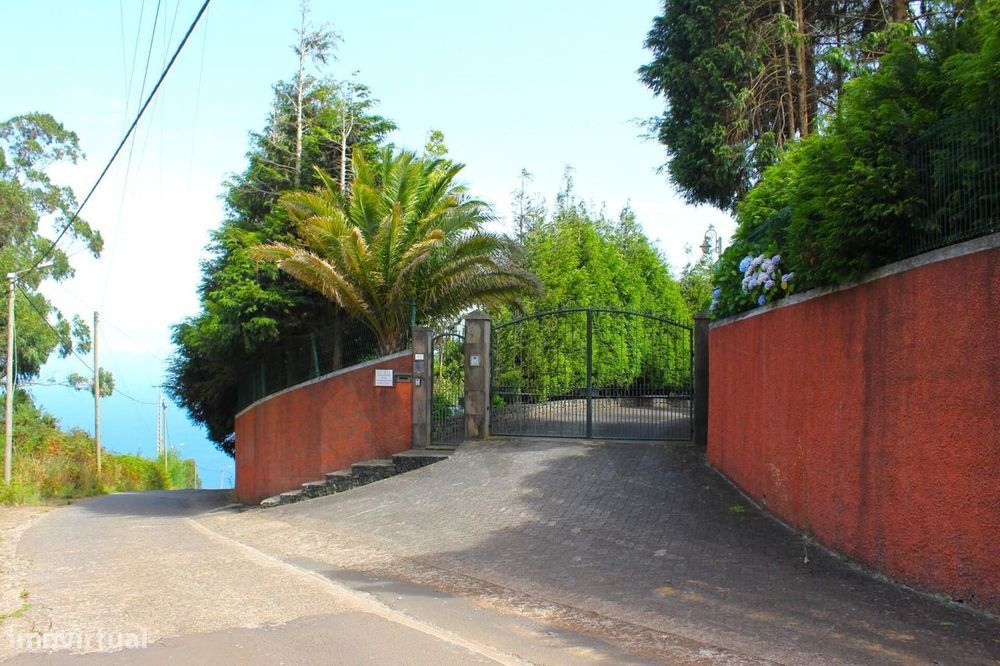 Lote com 1.501m2, declive suave, 320m2 de área de construção, orientaç