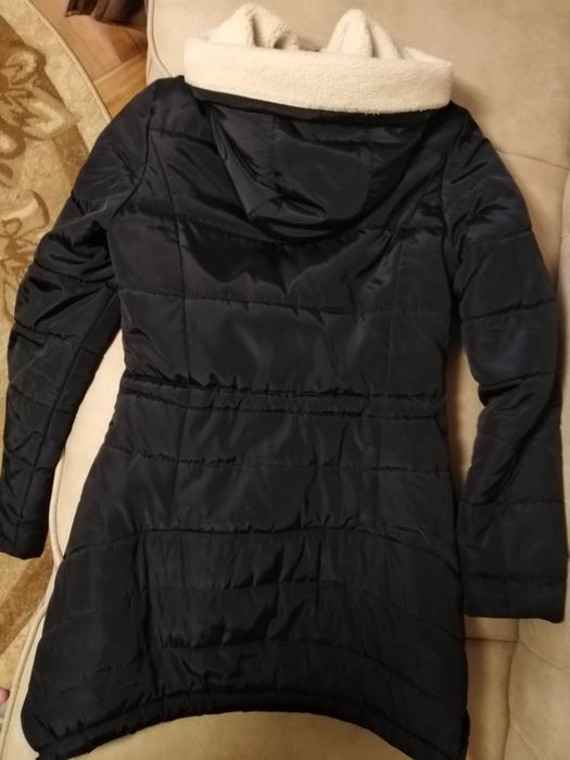 Куртка жіноча зимова  чорного кольору з білою теплою  підкладкою