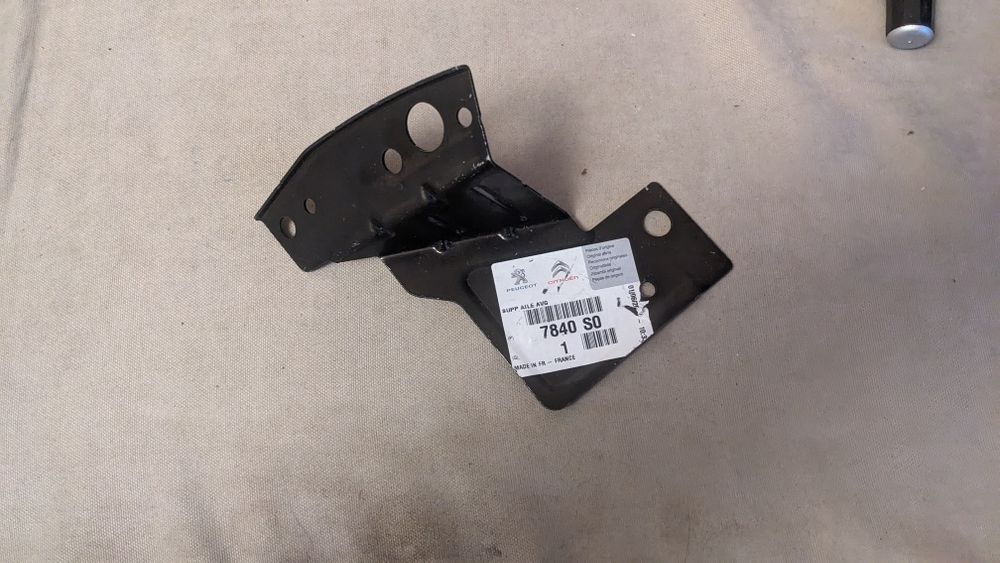 Кронштейн крыла передний левый Peugeot 207