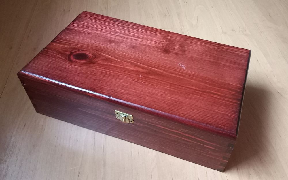 Drewniana skrzynka na wino