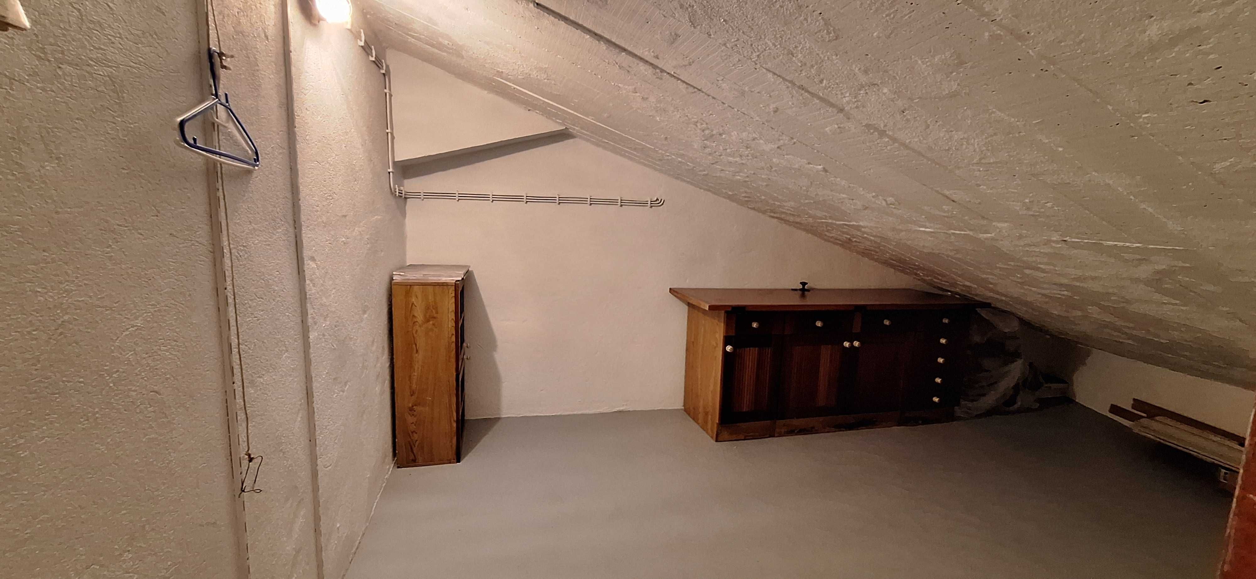 2 lugares de garagem + arrecadação